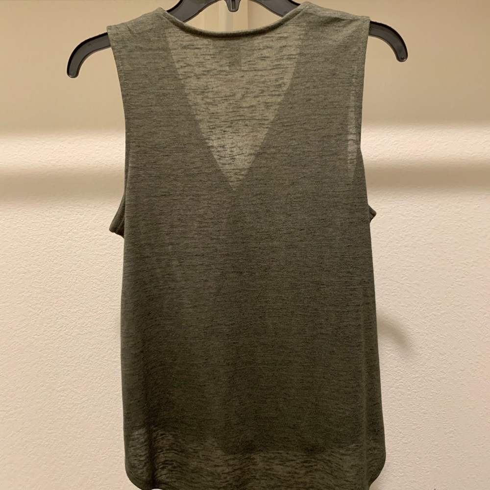 Sleeveless Universal Thread top - Picture 3 of 4